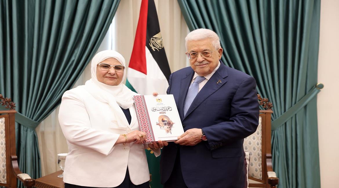 الرئيس محمود عباس، يتسلم التقرير السنوي لديوان الرقابة المالية والإدارية عن عام 2025، وذلك خلال استقباله في مقر الرئاسة بمدينة رام الله، رئيسة ديوان الرقابة المالية والإدارية أمل فرج